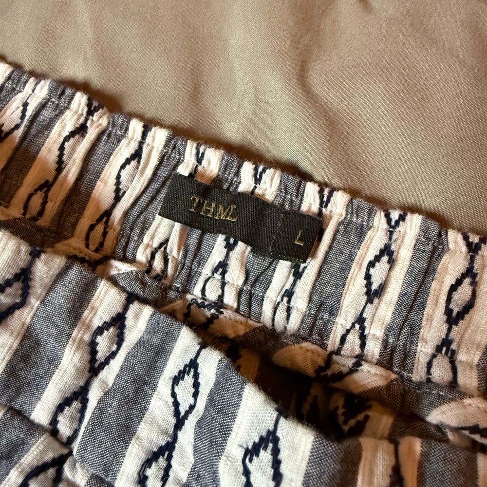 ✨ THML‎ Diamond Pattern Shorts ✨ - Picture 3 of 3